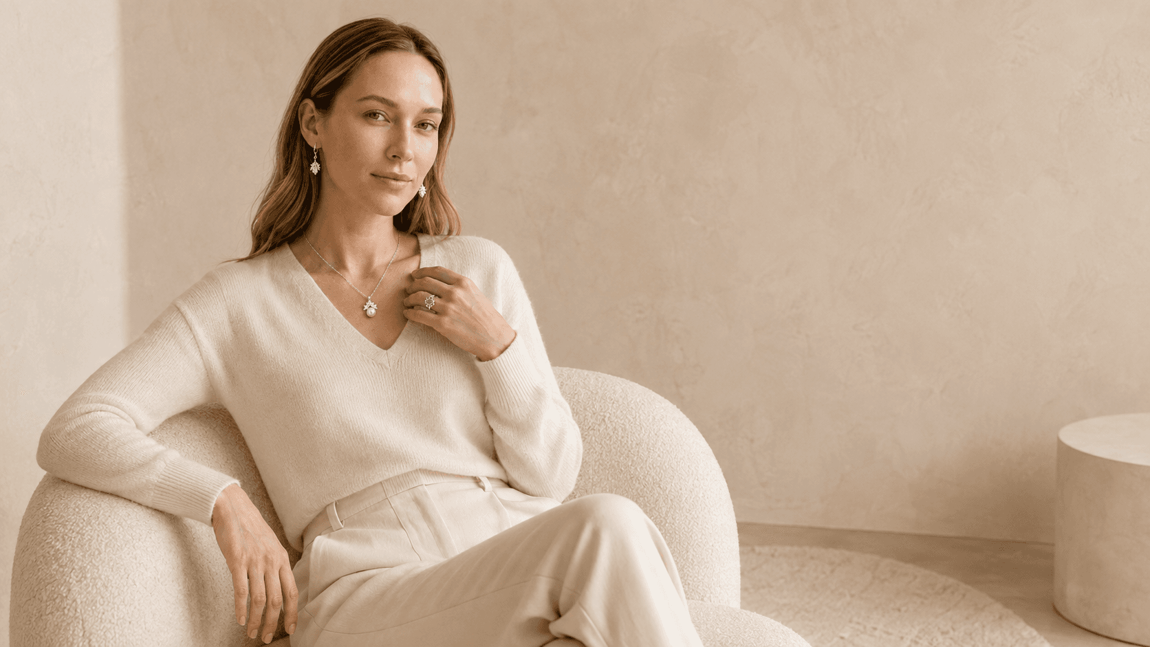 Modelo usando joyas de Nezer Silver